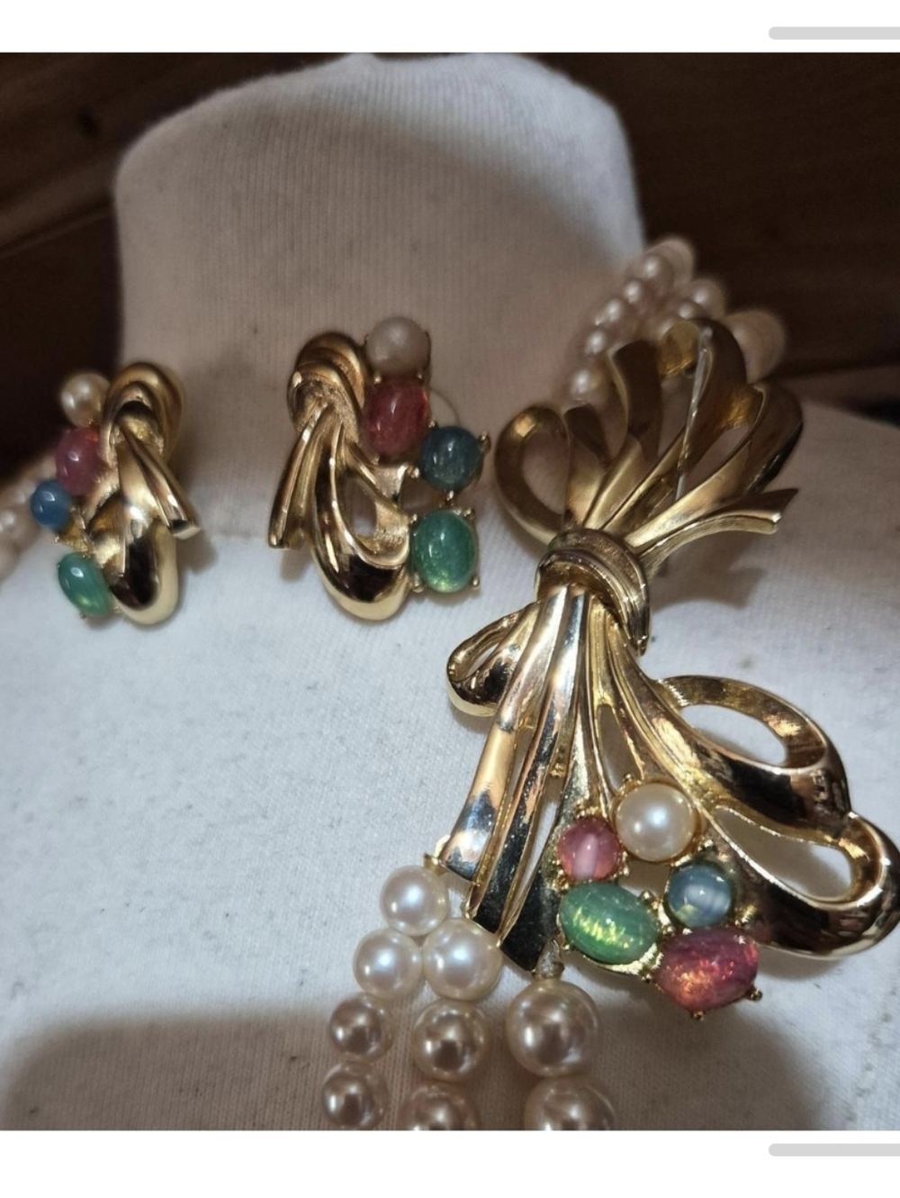 Rare Find Vintage Richelieu Ivory Pearl  Necklace with Carbochon
